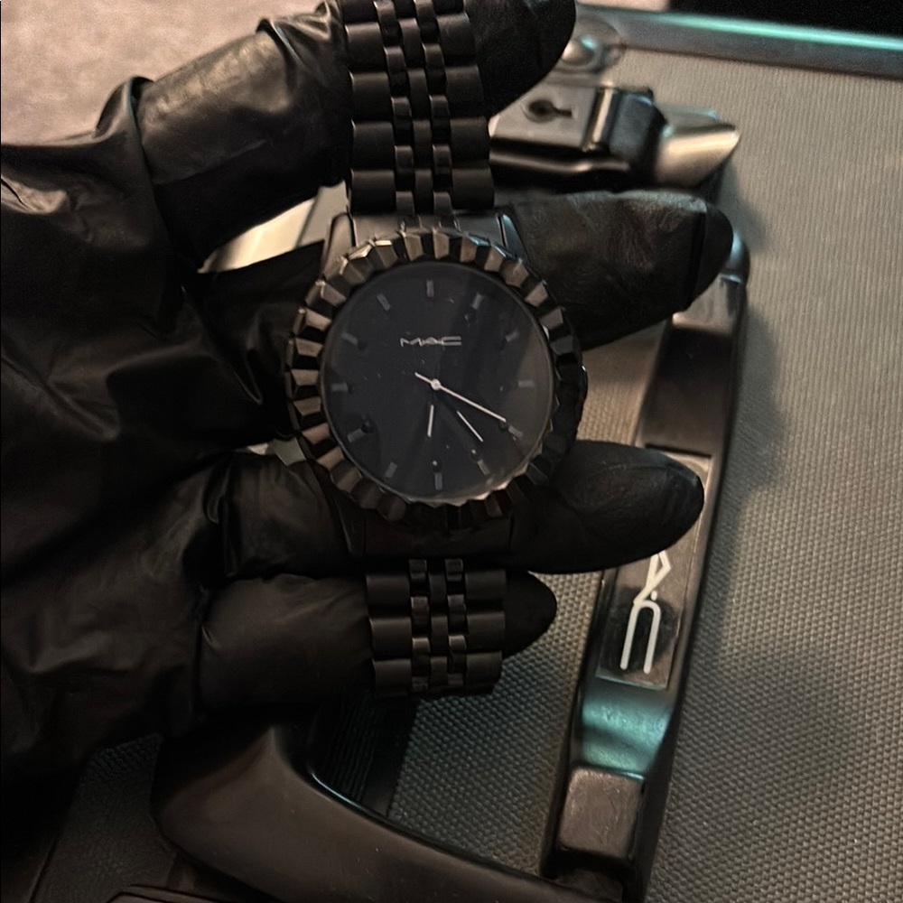 MAC employee holiday watch
Extremely rare to find and never been worn